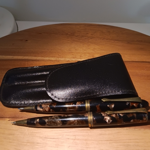 Pen set in leather looking case. Mont Blanc? - Picture 3 of 7